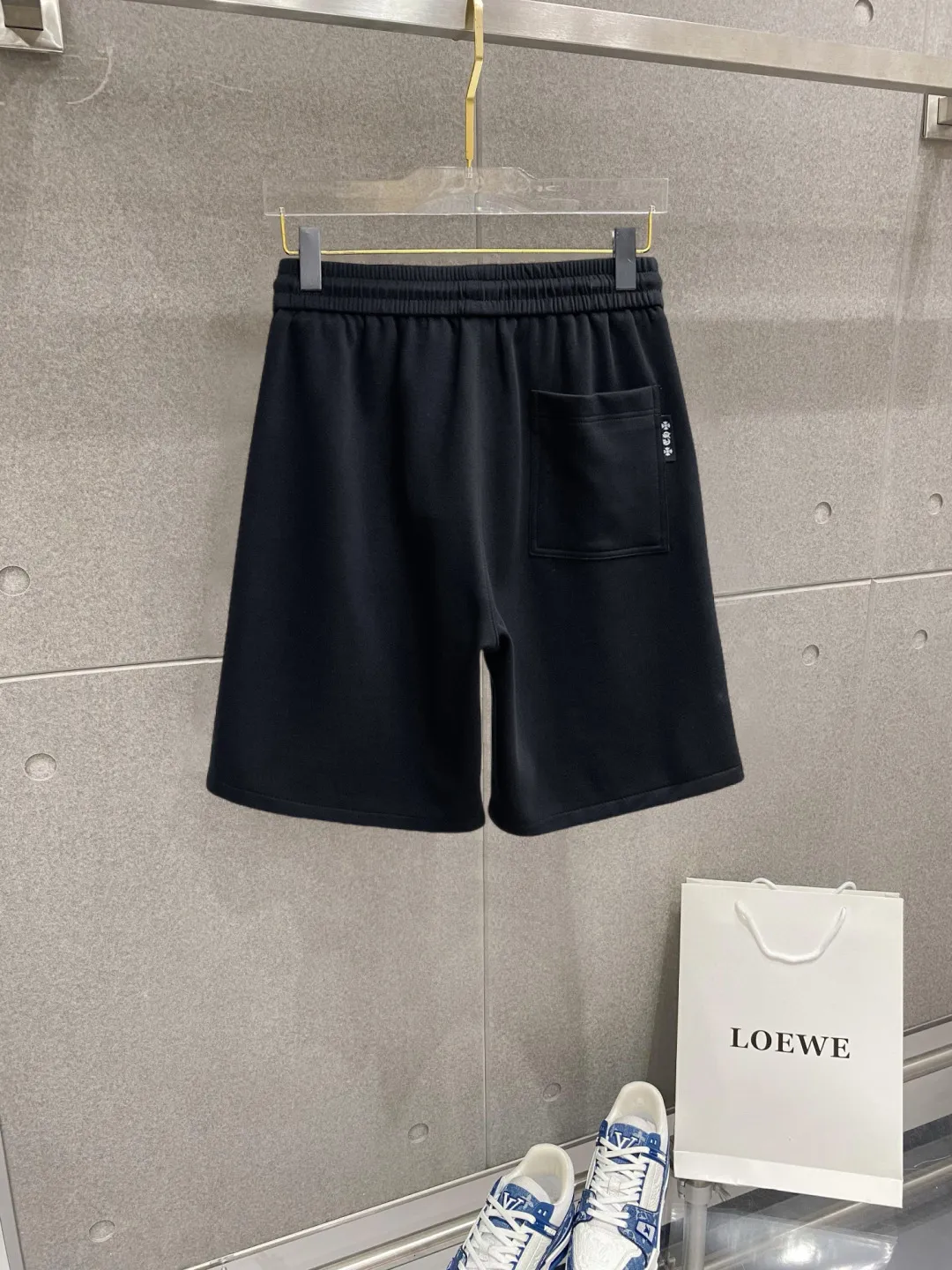 Balenciaga's three-standard complete 2026 summer New Arrival men's casual shorts, advanced custom-made Breathable fabric, Breathable fabric, extremely stretchy and comfortable, impeccable details, top-grade accessories, original logo design concept, delicate and soft feel! The upper body fit is awesome! Size: M-XXXL Please state your height and weight when ordering